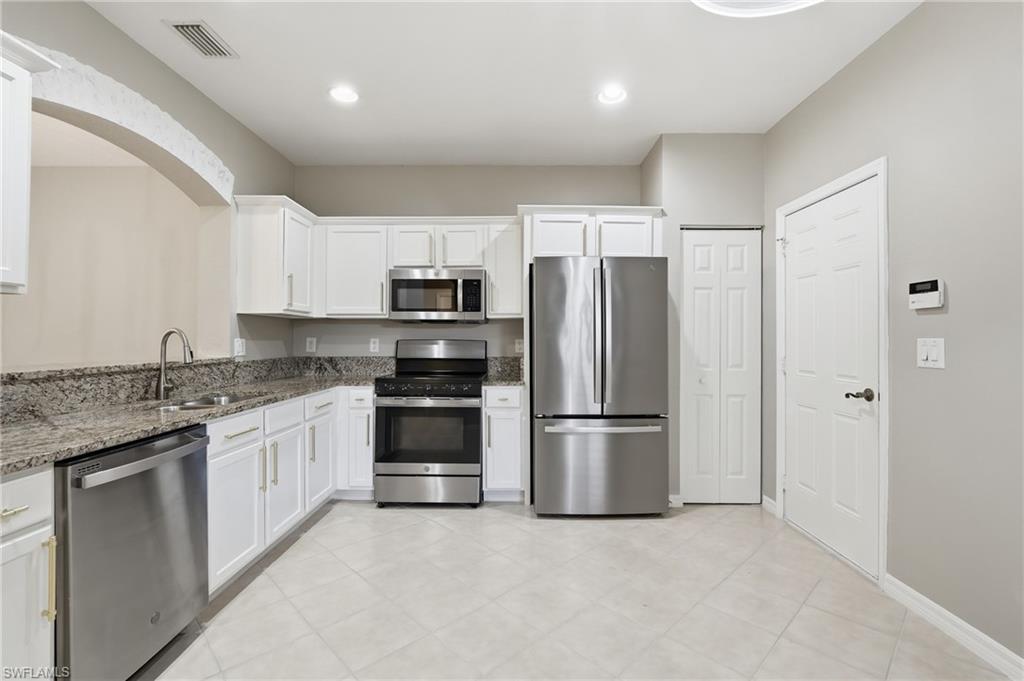 9829 Roundstone Cir Property Photo 14
