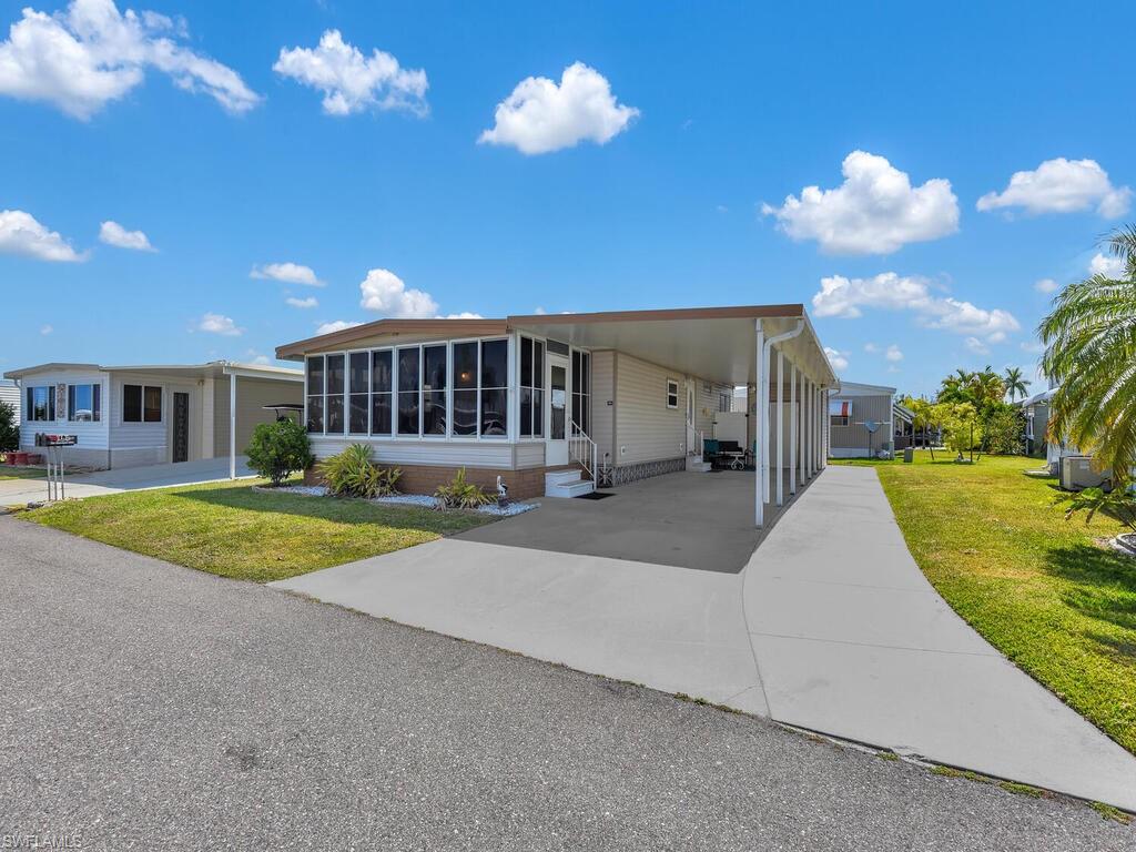 300 Shoreland DR Property Photo 1