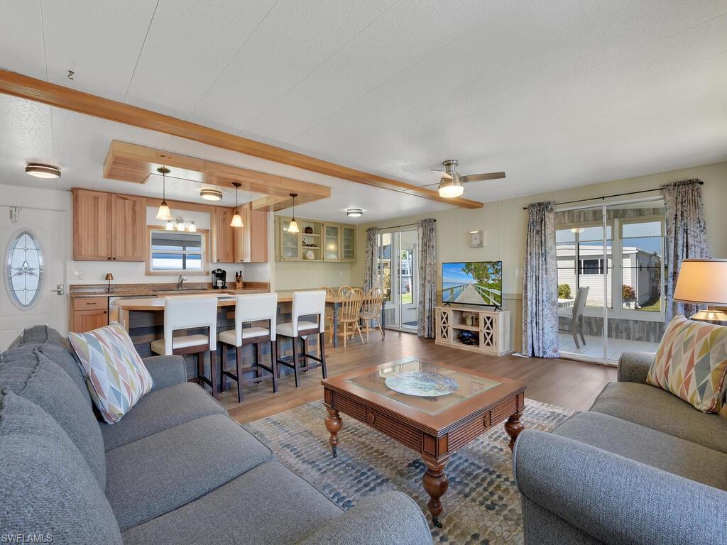 300 Shoreland Dr Property Photo 3