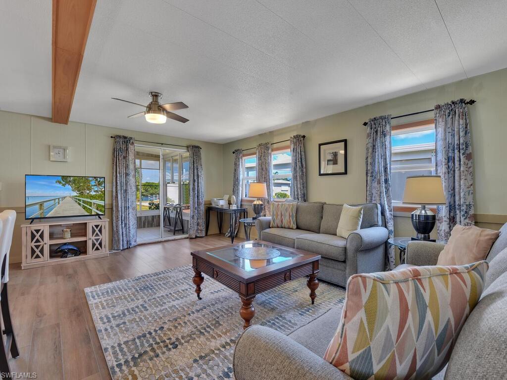 300 Shoreland Dr Property Photo 4