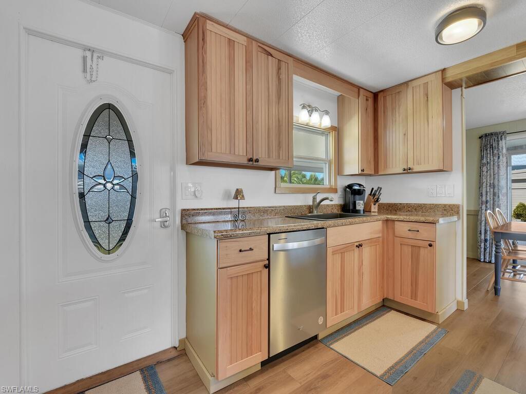 300 Shoreland Dr Property Photo 6