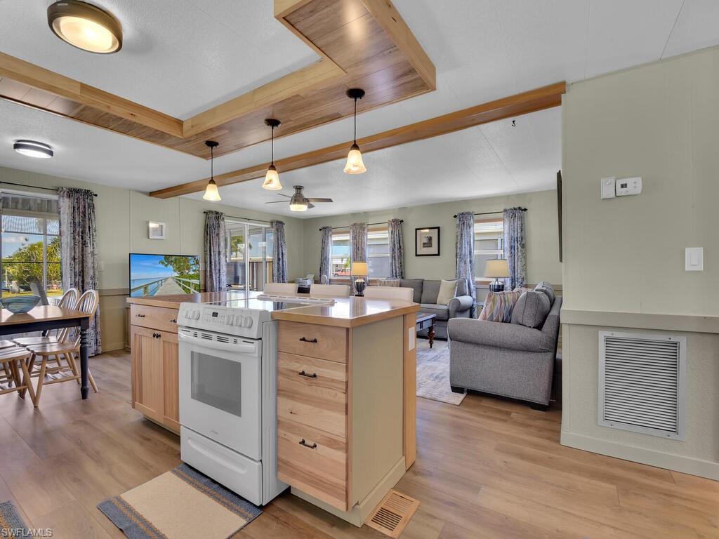 300 Shoreland Dr Property Photo 8