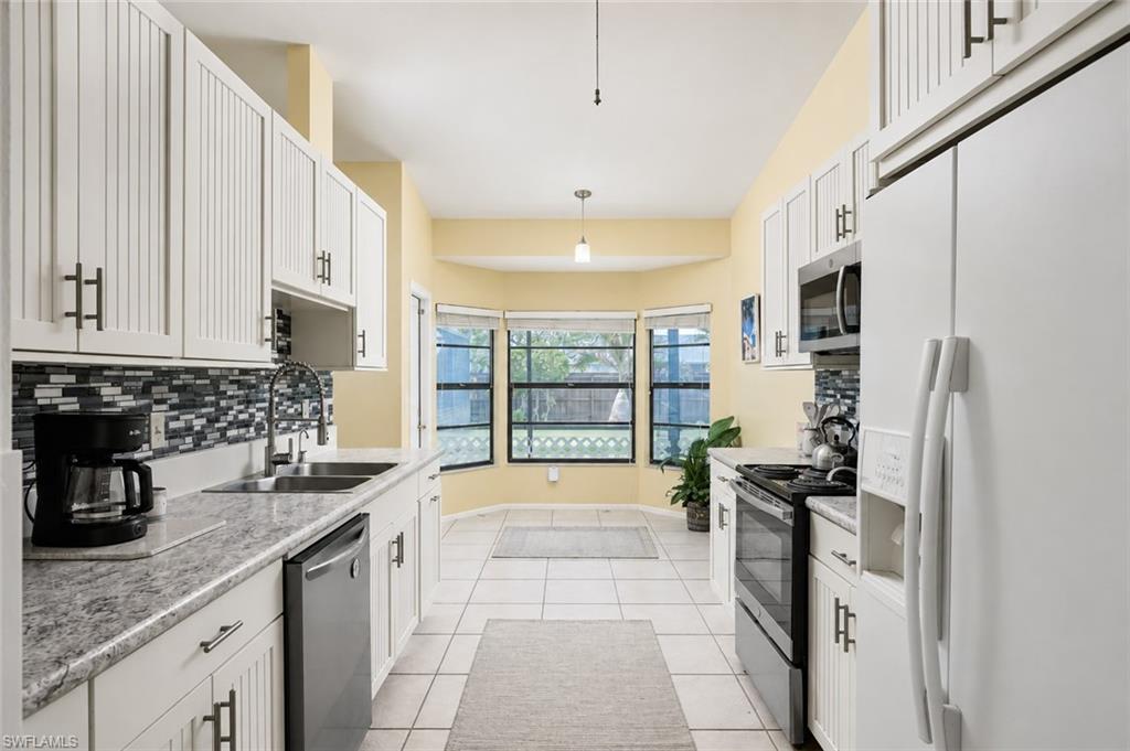 1114 Ne Van Loon Ln Property Photo 12