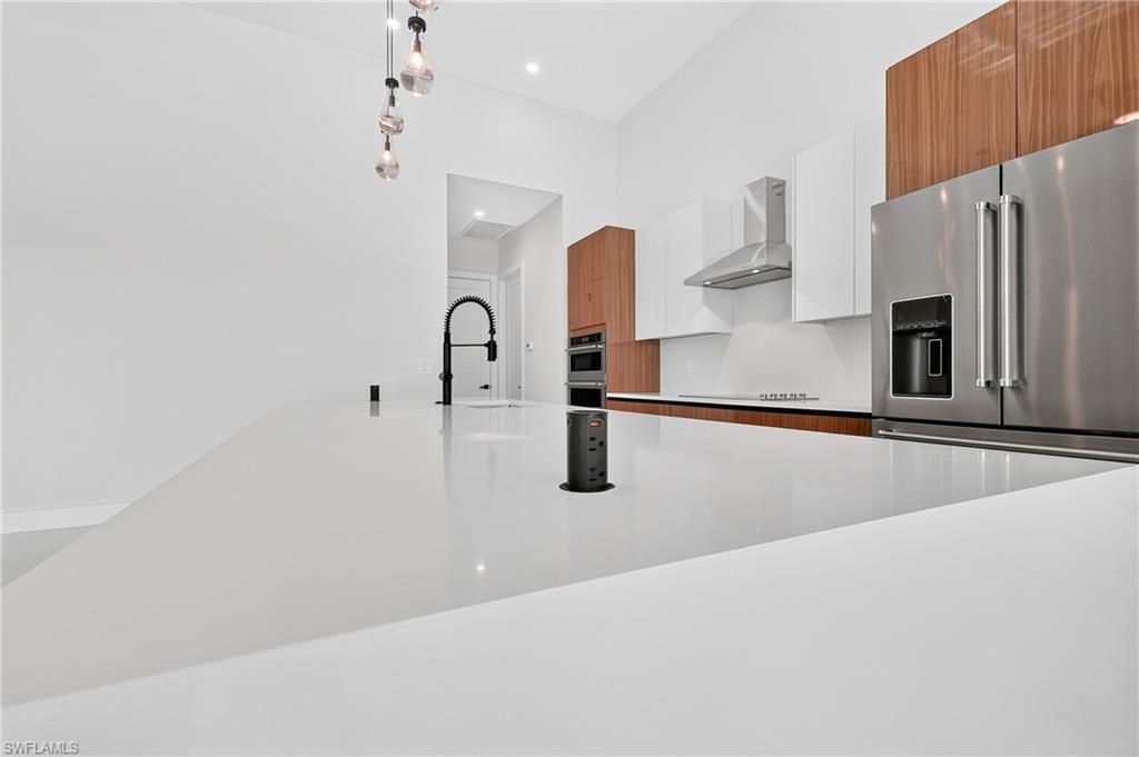 2525 Surfside Blvd Property Photo 9
