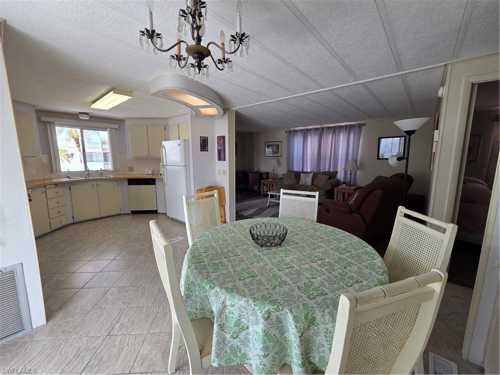 561 Winning Way Property Photo 6