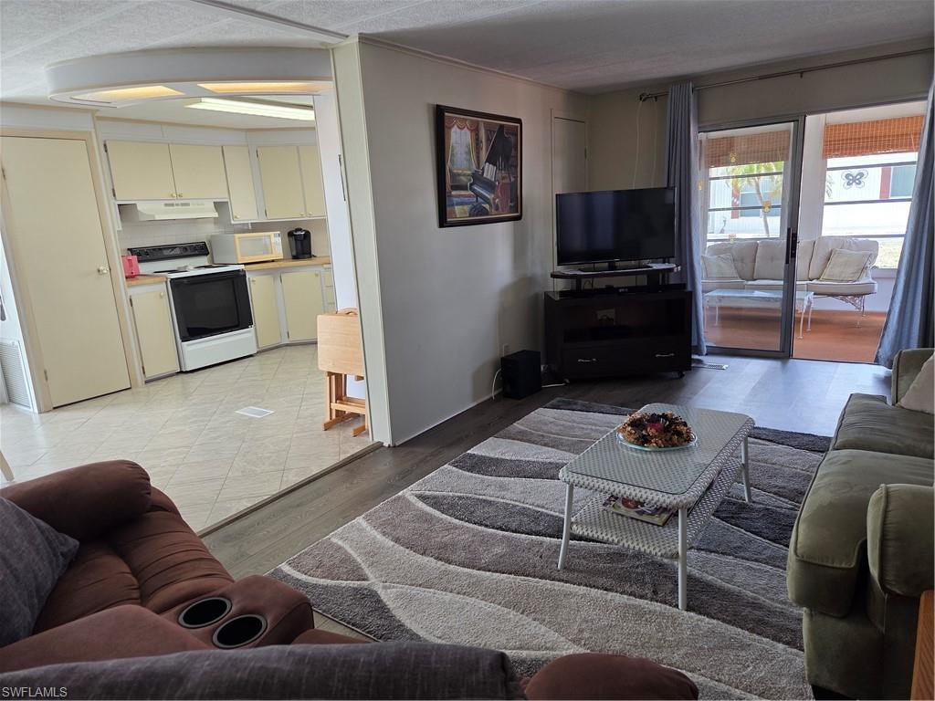 561 Winning Way Property Photo 10