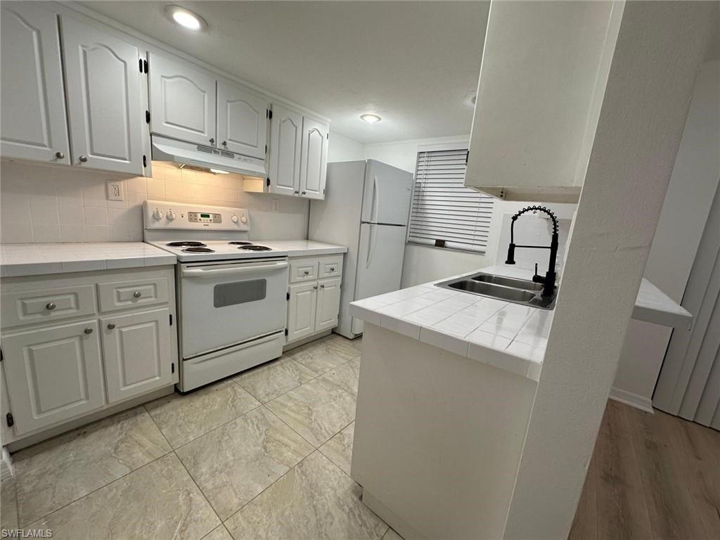 12642 Kenwood Ln B Property Photo 3
