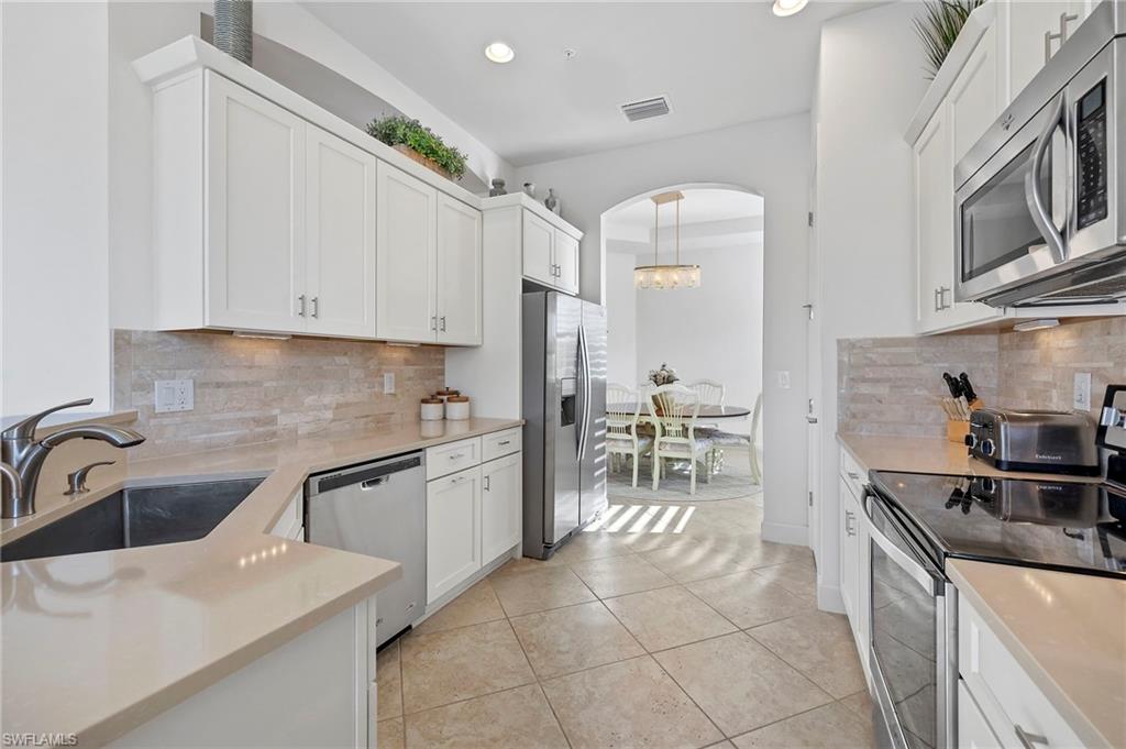 10251 Glastonbury Cir 201 Property Photo 4