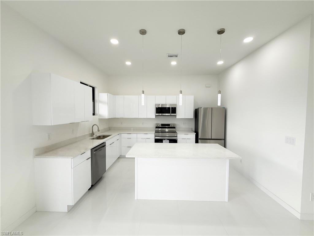 2325 Nw 37th Pl Property Photo 6