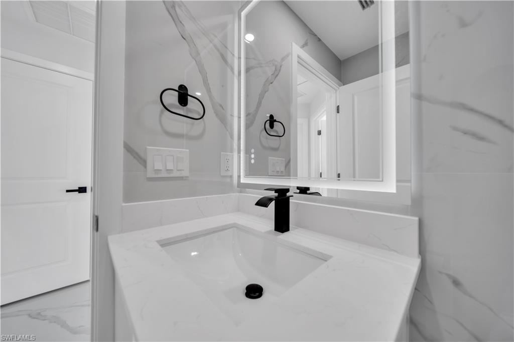 227 Narcissus Ave S Property Photo 10