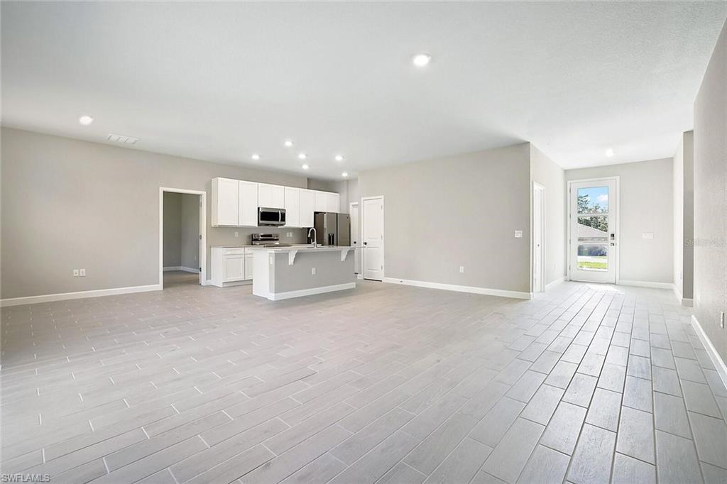 1011 Kismet Pkwy W Property Photo 5