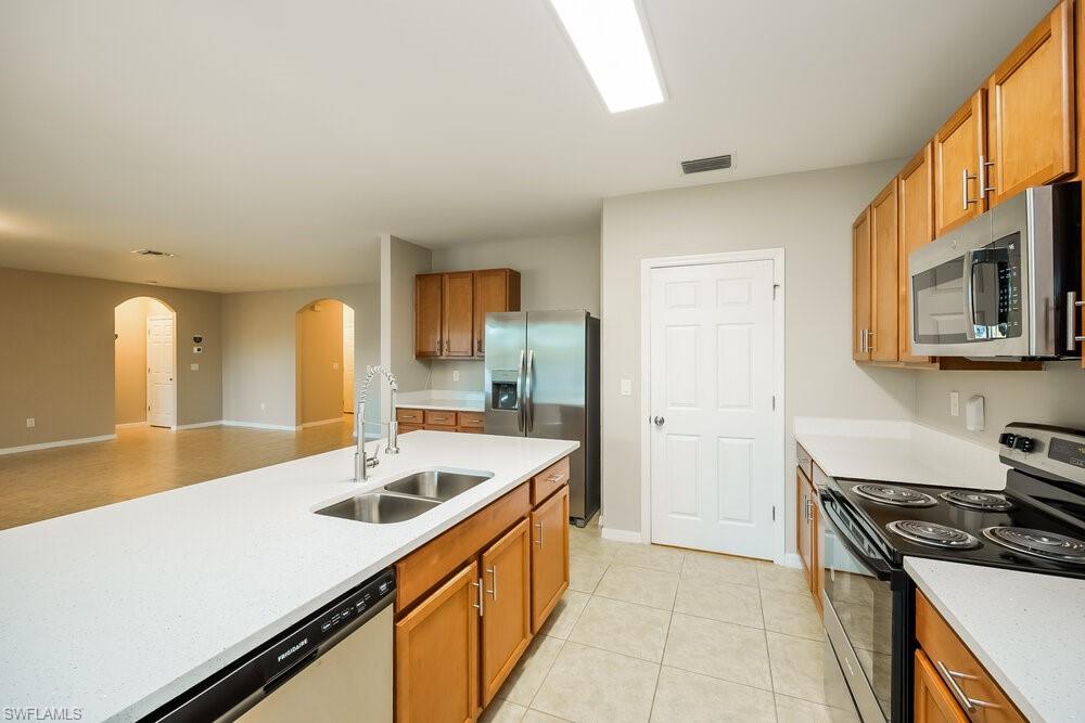 2564 Surfside Blvd Property Photo 9
