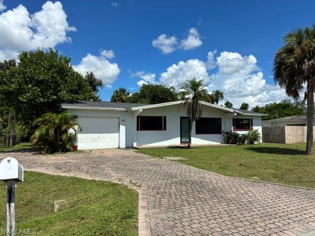 913 Entrada Dr N Property Photo 2