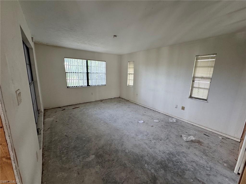 2215 Treehaven Cir N Property Photo 4