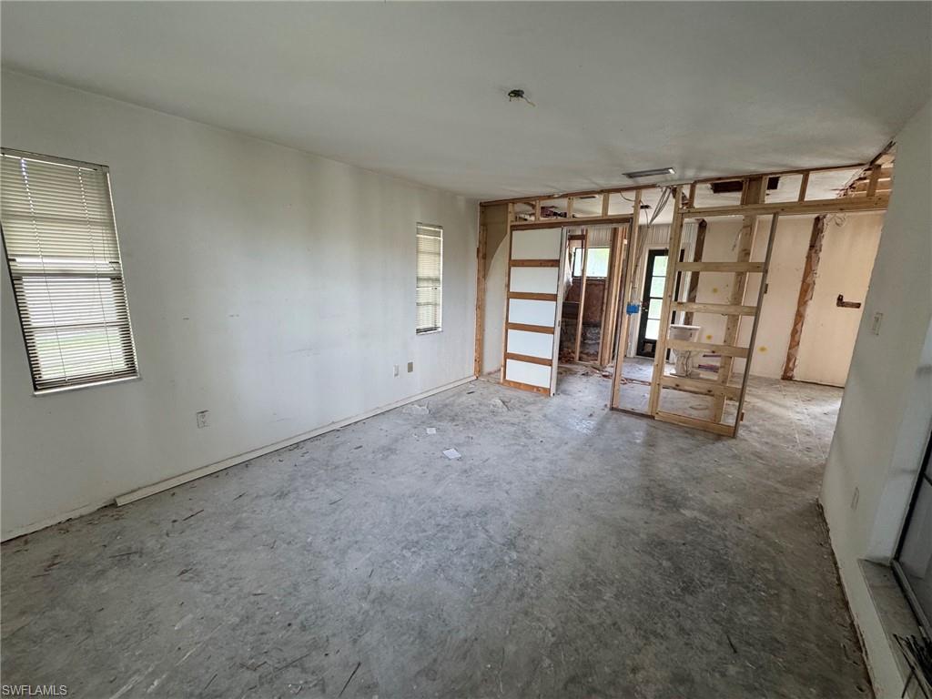 2215 Treehaven Cir N Property Photo 5