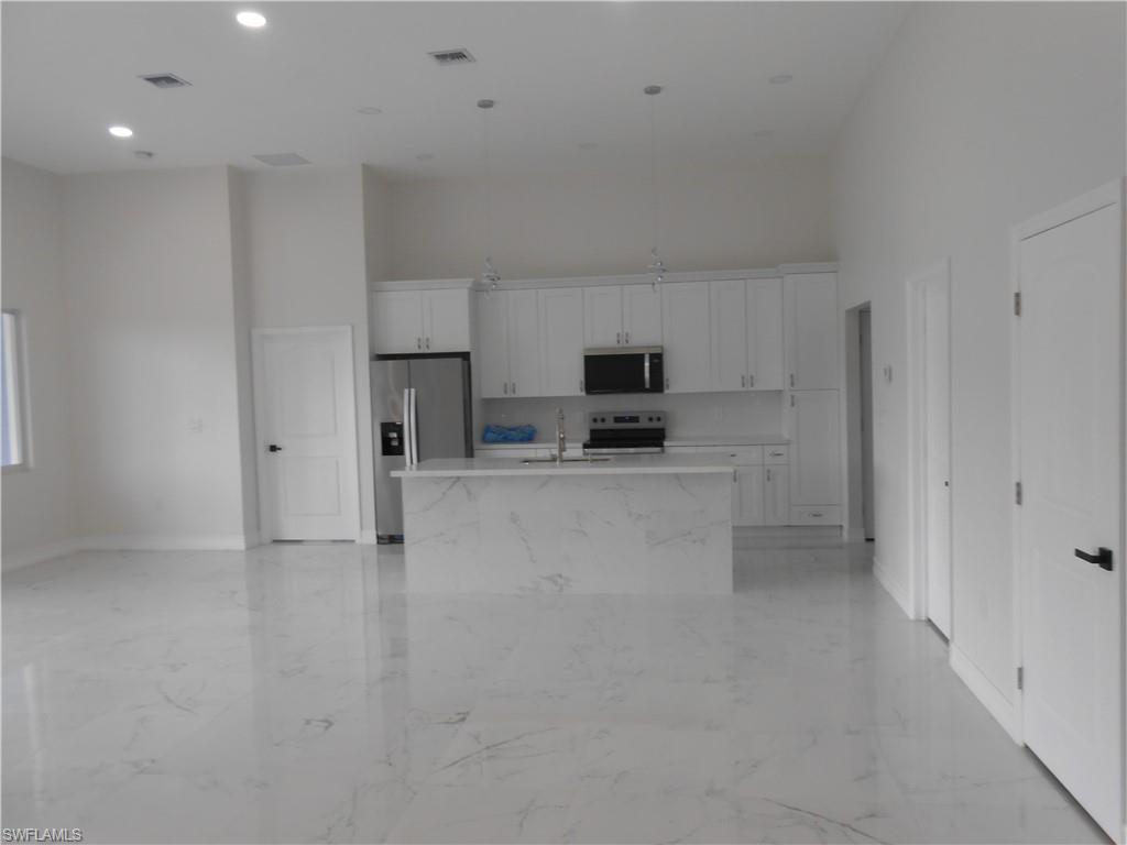2809 55th St W Property Photo 5