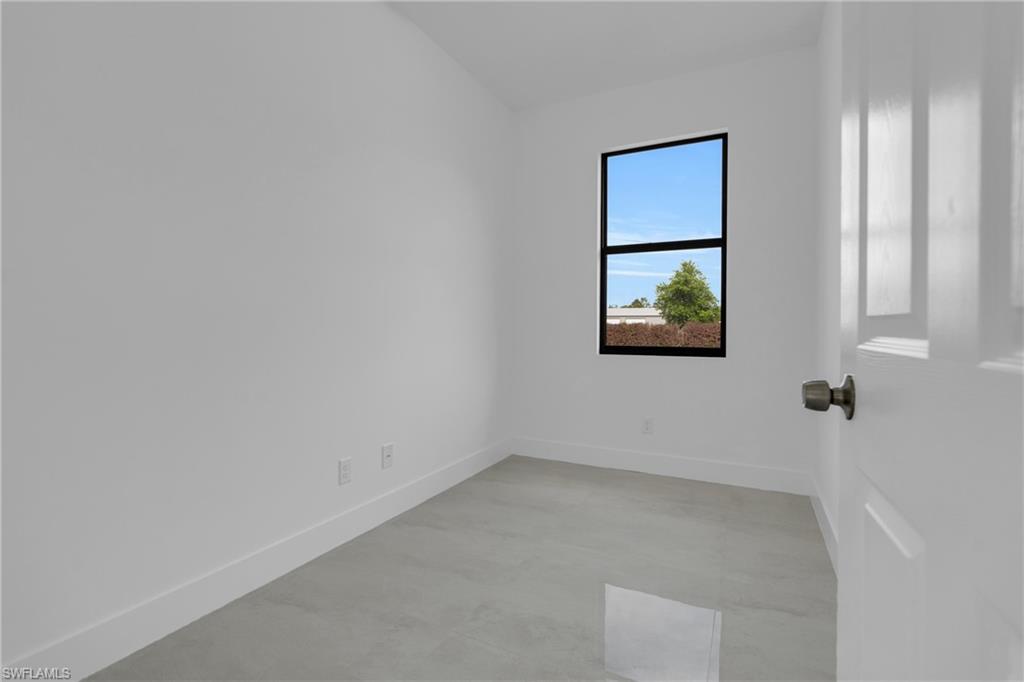 586 Genoa Ave S Property Photo 20
