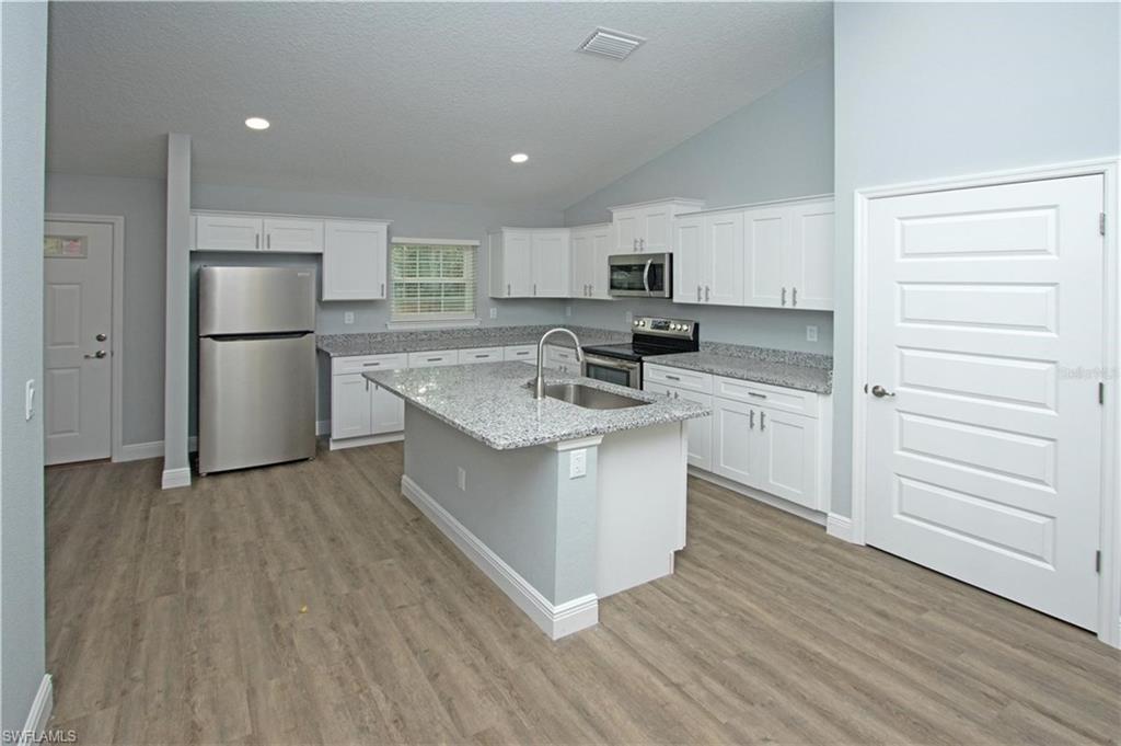 9342/9344 N Peachtree Way Property Photo 5
