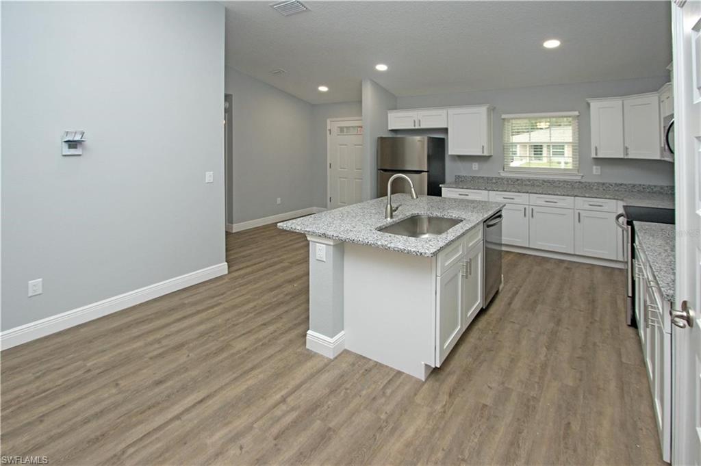 9342/9344 N Peachtree Way Property Photo 8