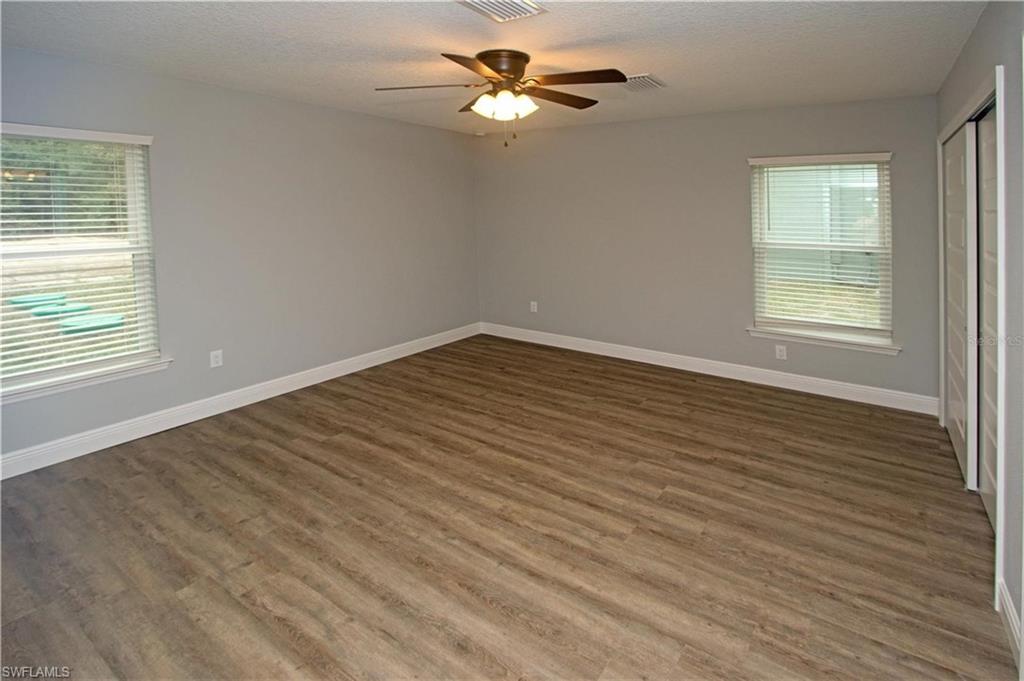 9342/9344 N Peachtree Way Property Photo 12