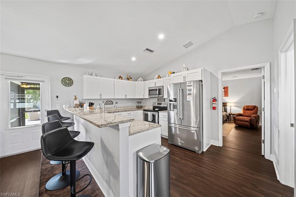 522 Ne Van Loon Ln Property Photo 3