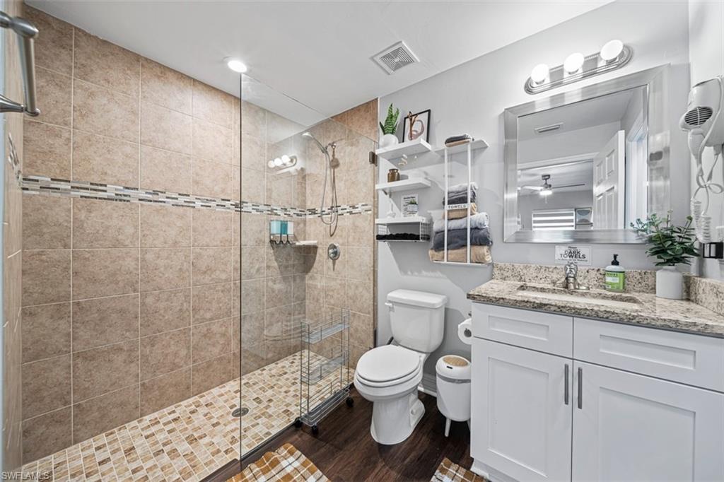 522 Ne Van Loon Ln Property Photo 6