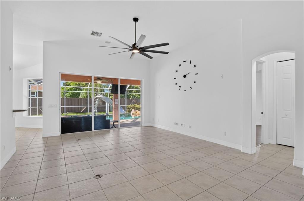 1012 Sw 39th Ter Property Photo 2