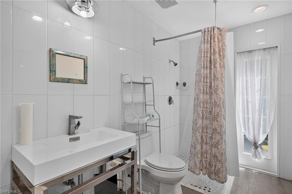 817/825 Julia St Property Photo 40