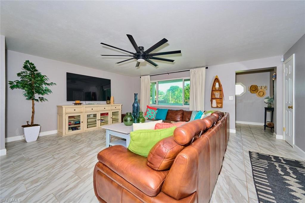 2212 Crystal Dr Property Photo 4