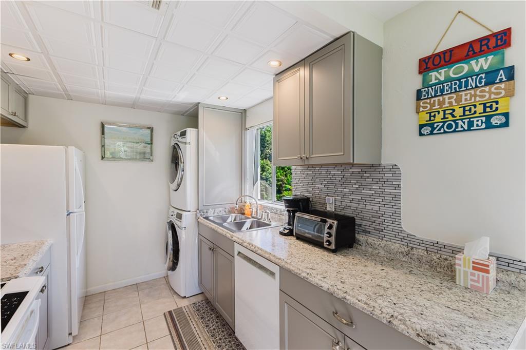 431 Van Buren St B8 Property Photo 14
