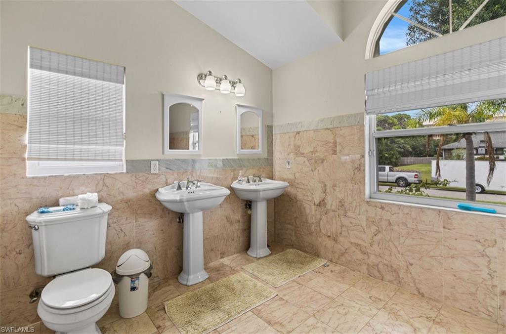 1040 Bay Harbor Dr Property Photo 4
