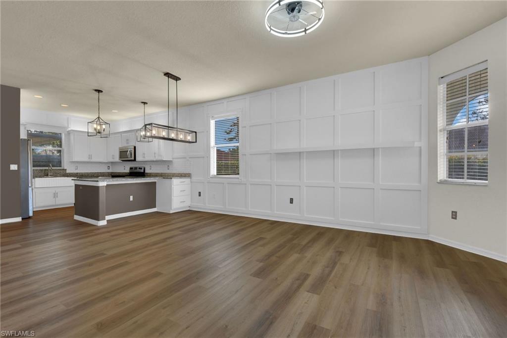 11258 Coimbra Ln Property Photo 3