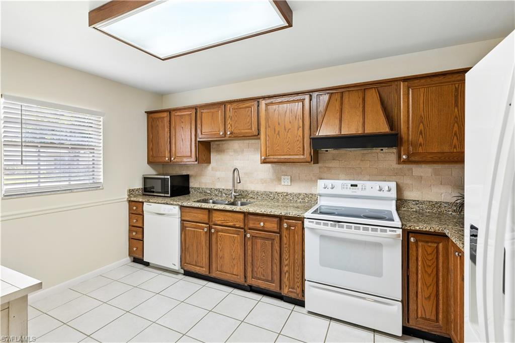 1267 Hazeltine Dr Property Photo 2