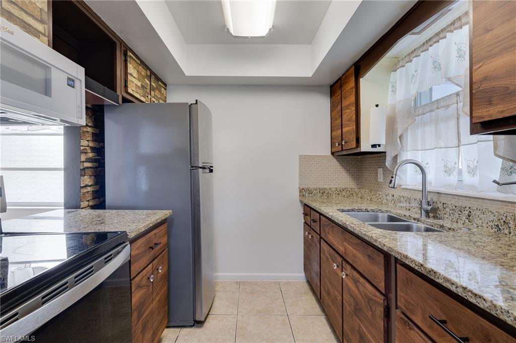 330 Suffolk Ct Property Photo 2