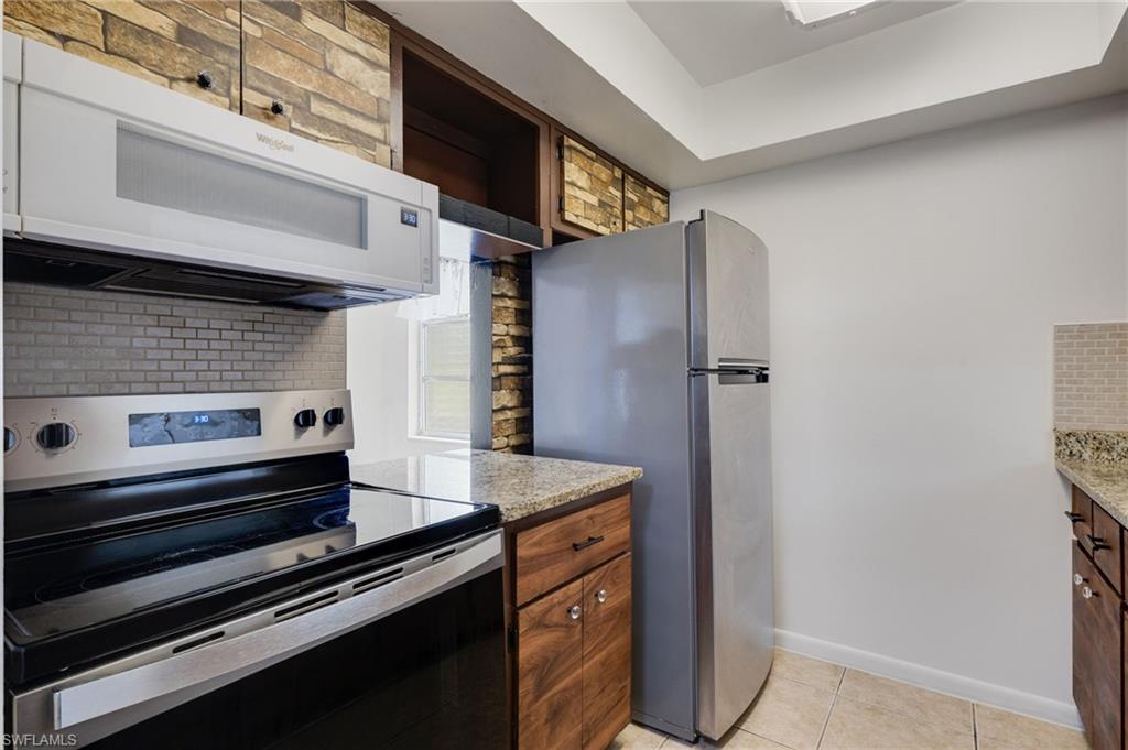 330 Suffolk Ct Property Photo 4