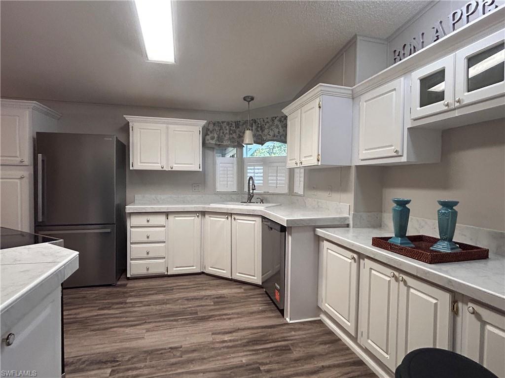 10561 Lake Loop Rd 37m Property Photo 8