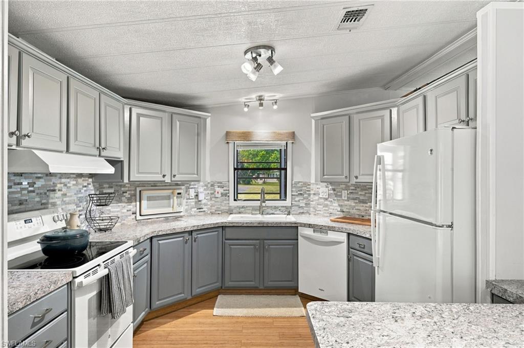 105 Calais Ct Property Photo 3