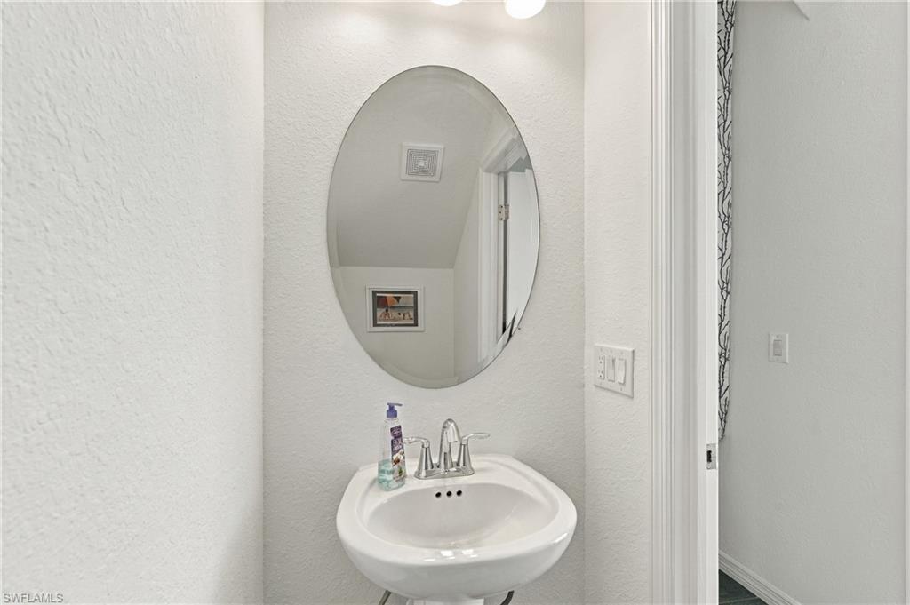 25124 Redwood Ct Property Photo 12
