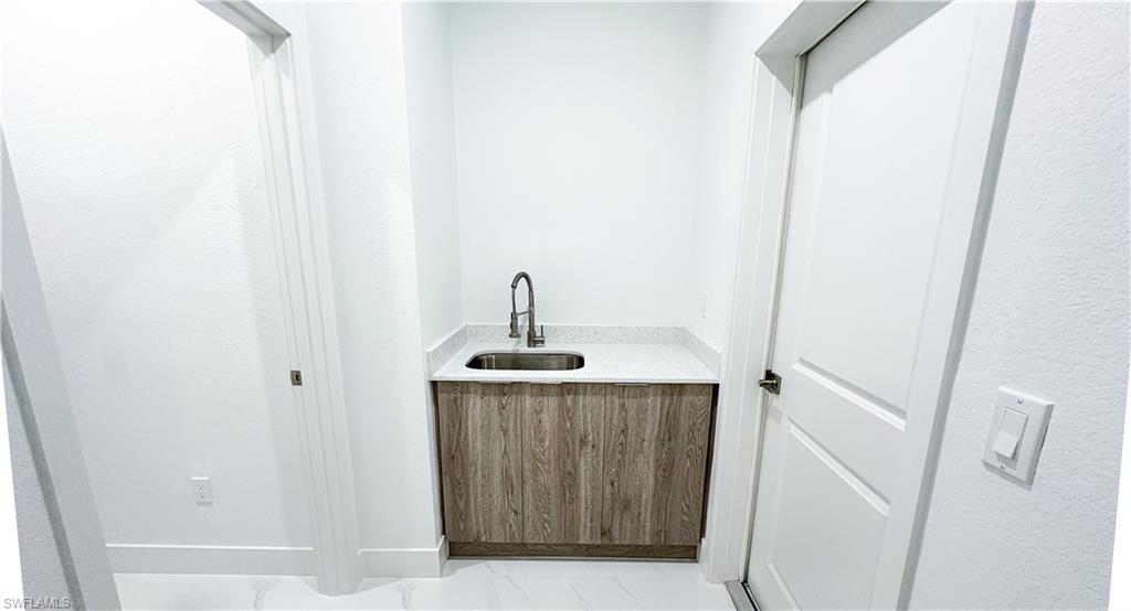 714 Carbon St E Property Photo 16