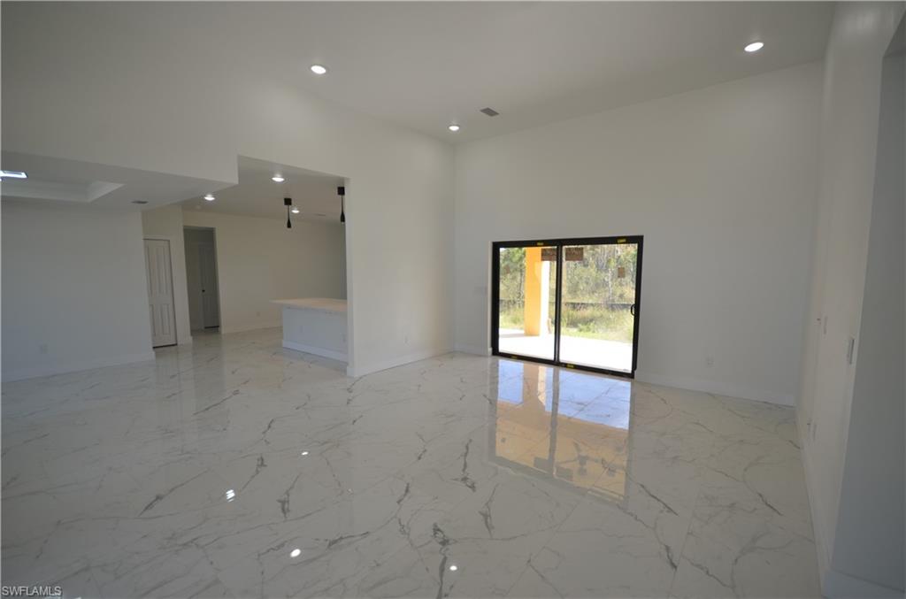 1242 Hathor St E Property Photo 16