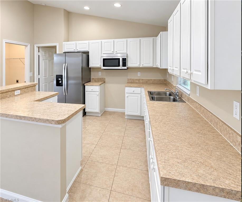 1023 Maddock St E Property Photo 4