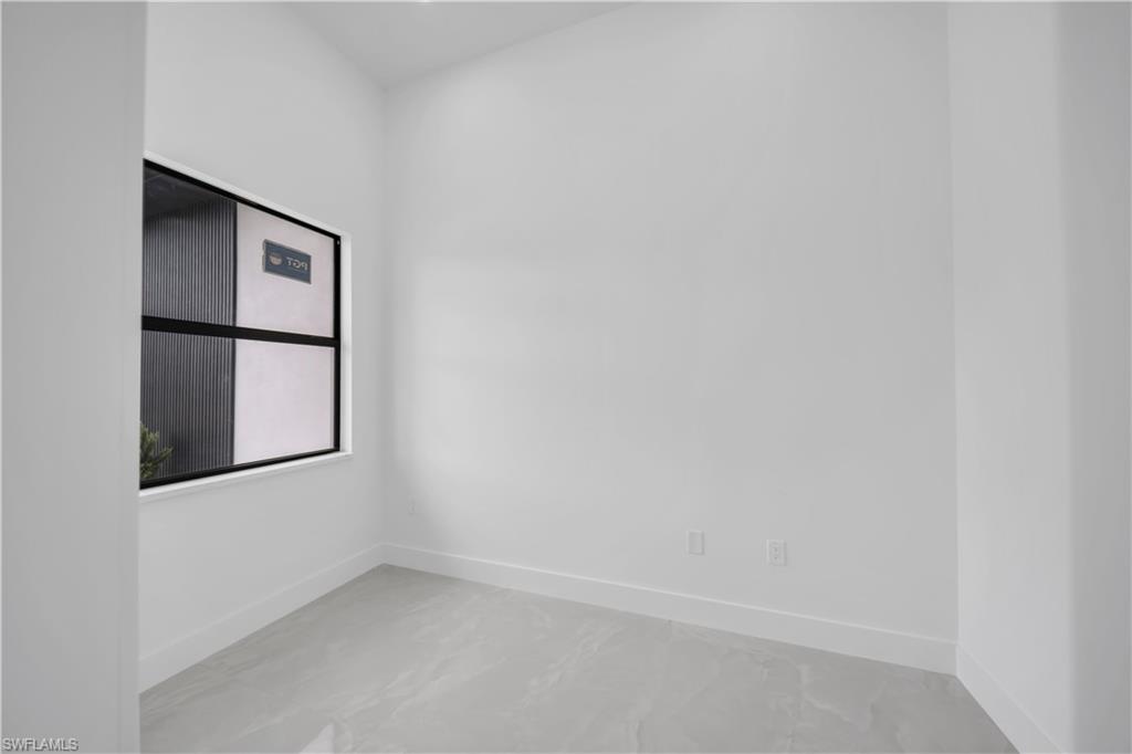 710 Almelia St E Property Photo 33