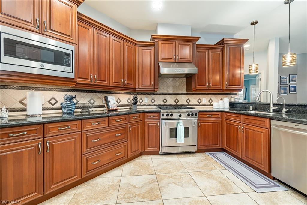 15753 Caloosa Creek Cir Property Photo 3