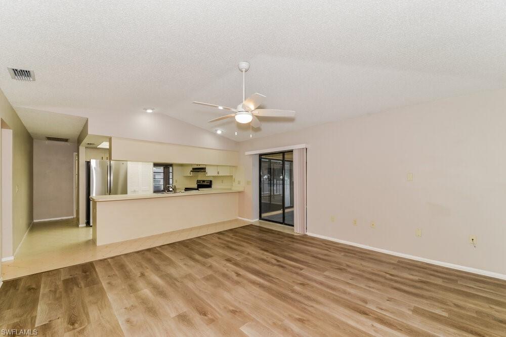 5453 Colonial Oaks Blvd Property Photo 4