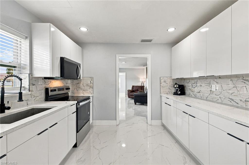 380 New York Dr Property Photo 8