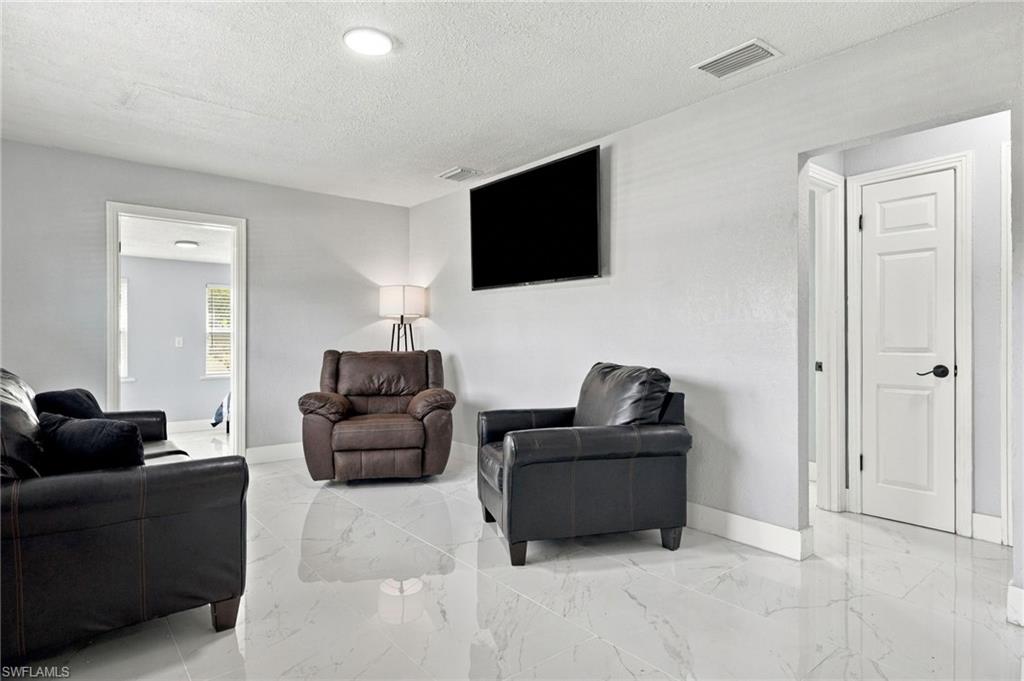 380 New York Dr Property Photo 13