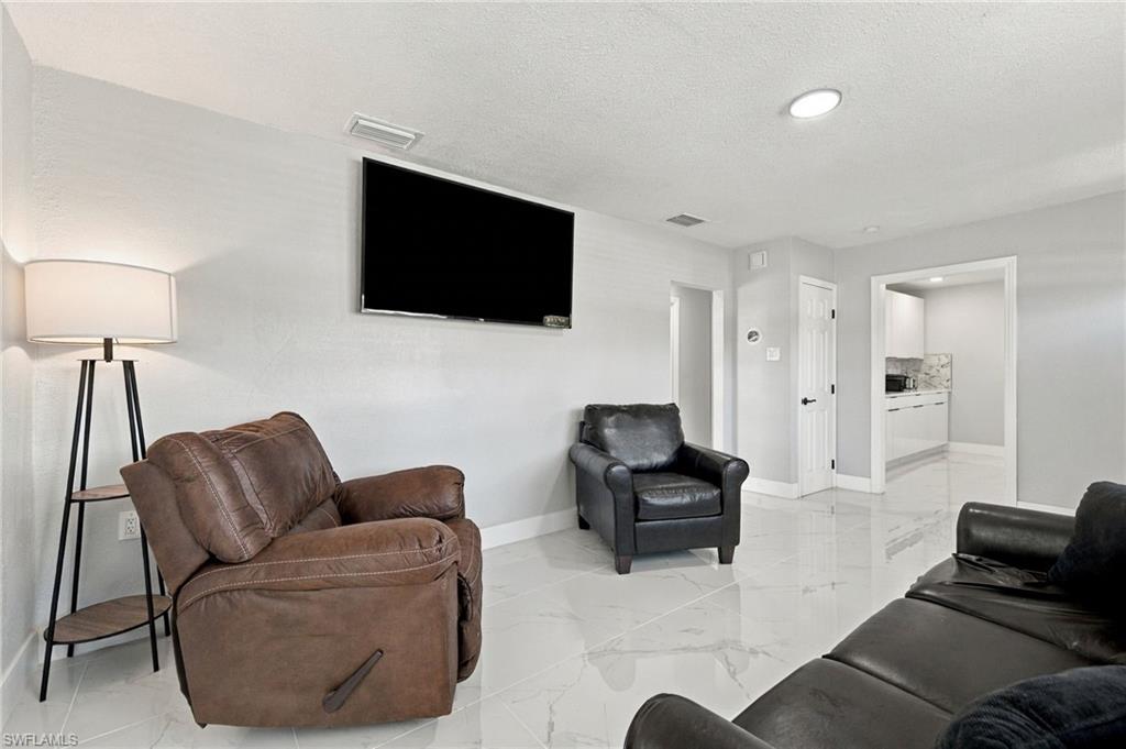 380 New York Dr Property Photo 14