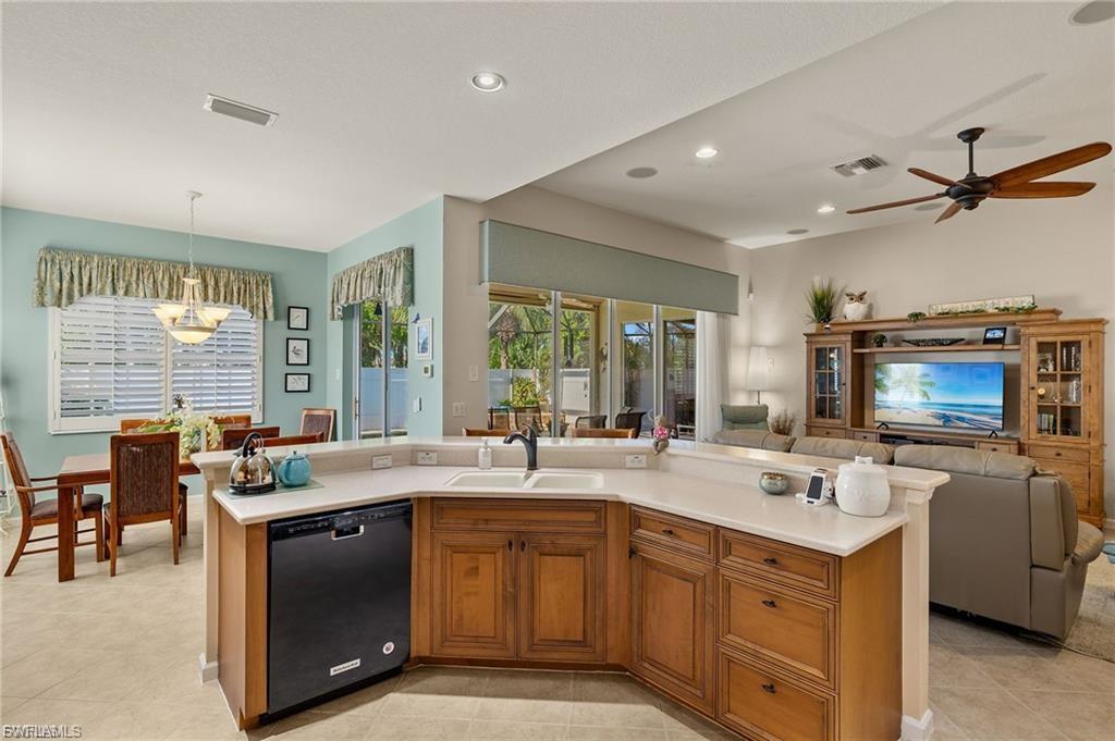 8872 King Henry Ct Property Photo 6