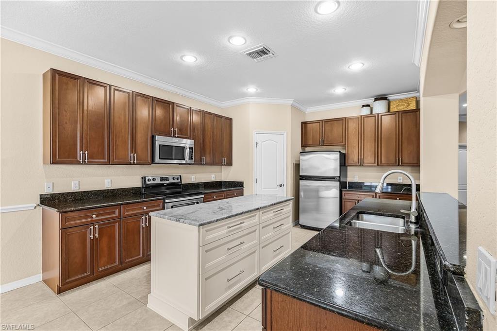 12424 Country Day Cir Property Photo 8