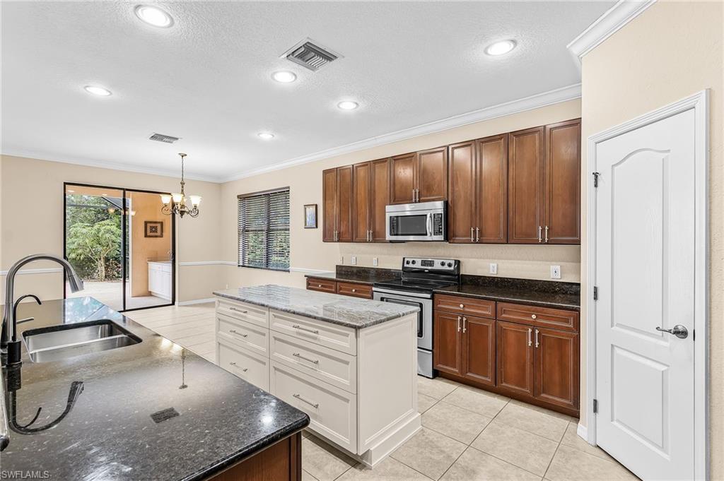 12424 Country Day Cir Property Photo 9